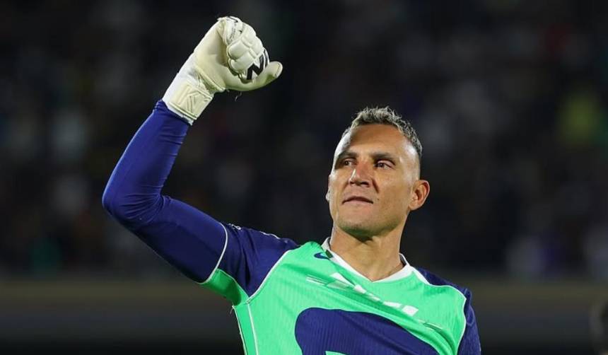 “¿Le contesto o no?”: Keylor Navas desata risas al recibir una llamada de su esposa en plena conferencia
