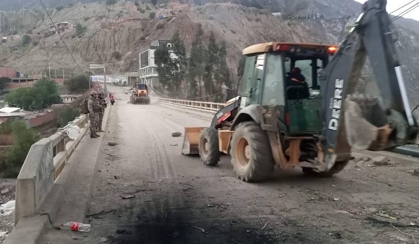 La Paz: Policías y militares desbloquean el puente Lipari y otras rutas tras el corte en el paso de alimentos