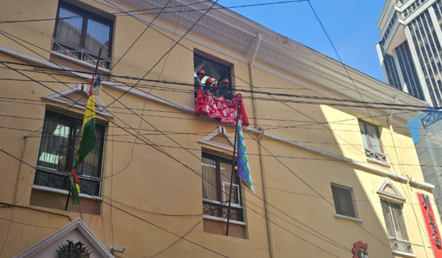 La COB toma el Ministerio de Trabajo tras enfrentarse con la Policía en La Paz