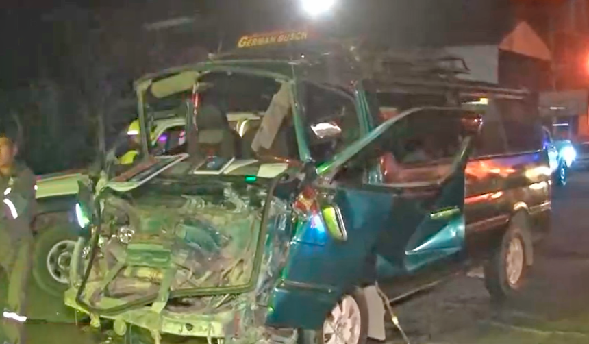 Conductor queda atrapado entre los fierros tras impactar con su minibús contra la parte trasera de una cisterna 