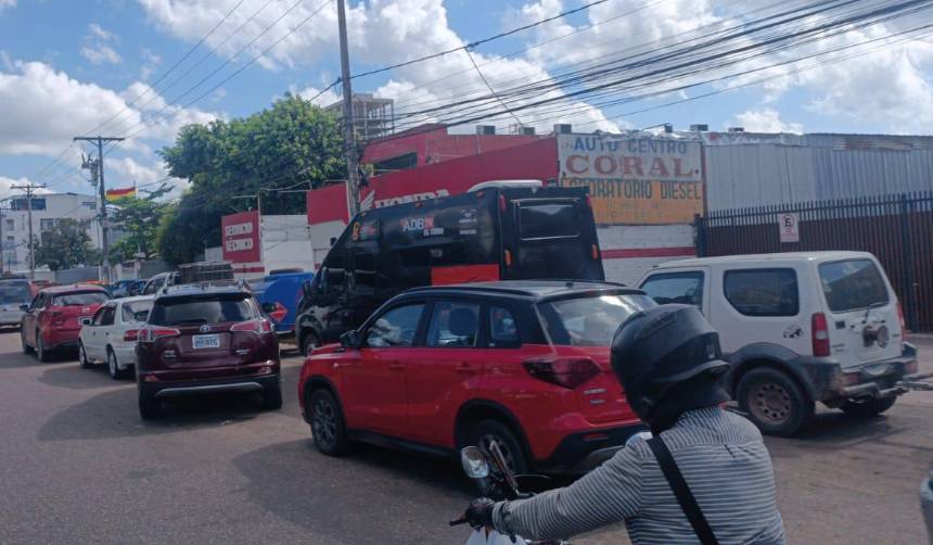 Filas por gasolina se agravan y provocan embotellamientos
