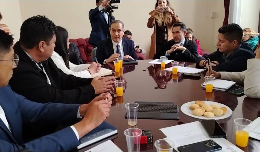 Presidente de YPFB compareció ante comisión de Diputados por los problemas del combustible