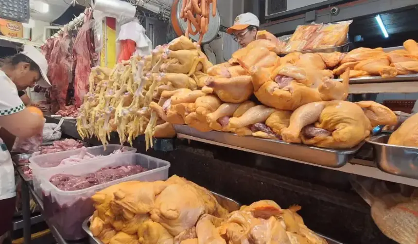 Bajan precios del kilo de pollo y queso en mercados de Santa Cruz de la Sierra