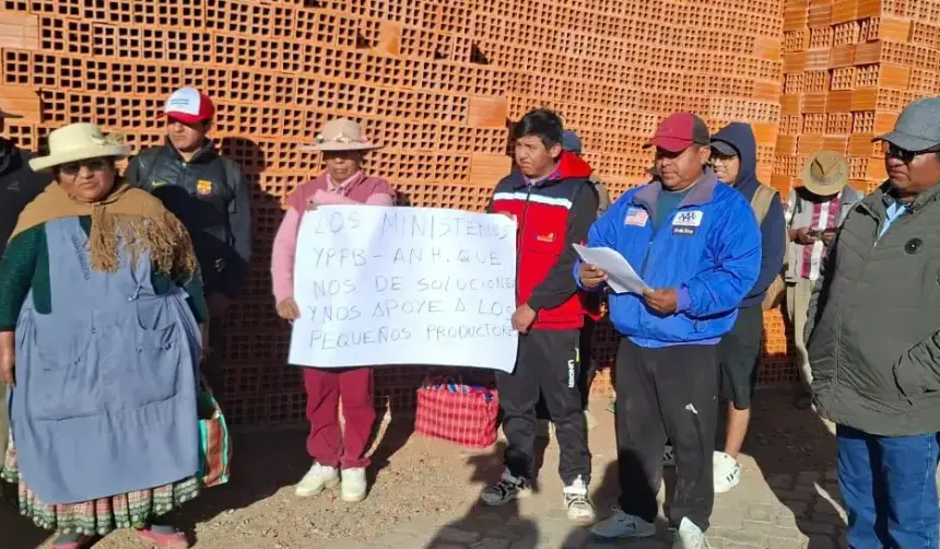 “Estamos apunto de cerrar”: Ladrilleros de La Paz dicen que redujeron personal por el alza del gas y combustibles