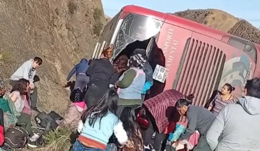 Conductor se duerme y vuelca bus en Pongo, hay heridos que fueron trasladados a Quillacollo