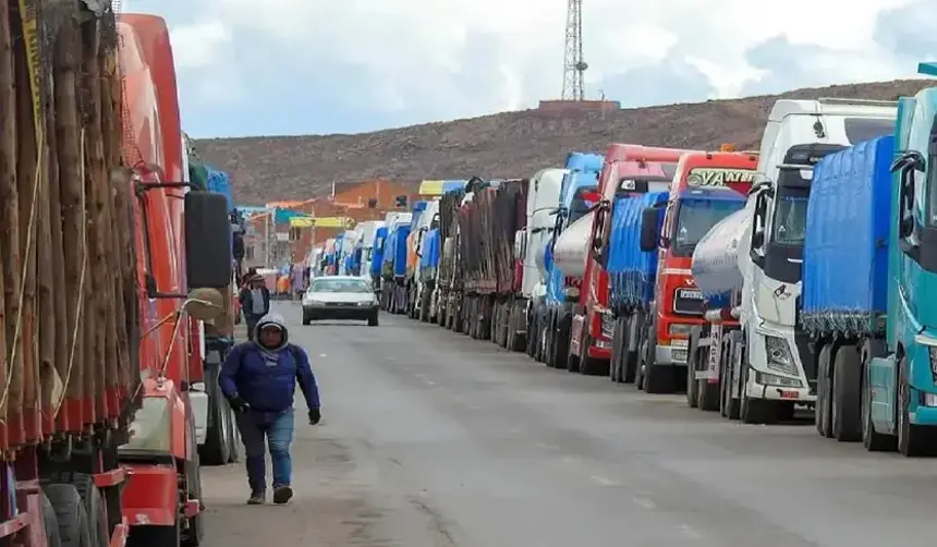 Transporte pesado reporta que solo el 30% de su sector opera debido al diésel y el dólar