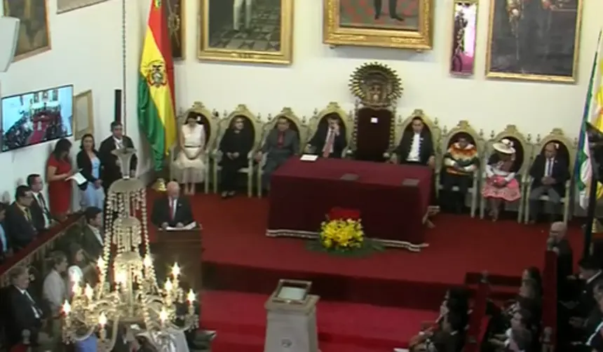 Se inicia acto de entrega de credenciales a Rodrigo Paz y Edmand Lara