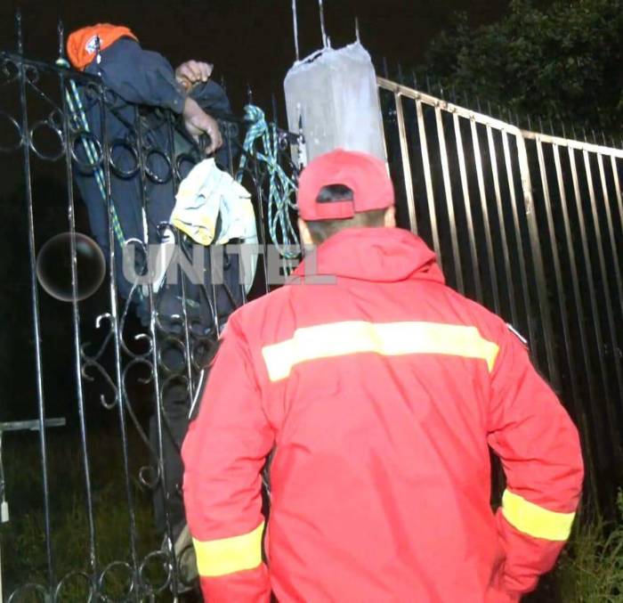 Hombre queda incrustado en una reja al intentar ingresar a una casa de la Villa 1ro de Mayo