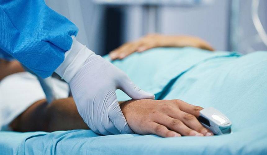 Imágenes fuertes: Joven queda en estado crítico tras beber una botella de ron de un solo trago por un reto