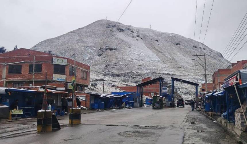 Por nevadas y riesgo en la vía, Tránsito frena temporalmente el viaje hacia Los Yungas