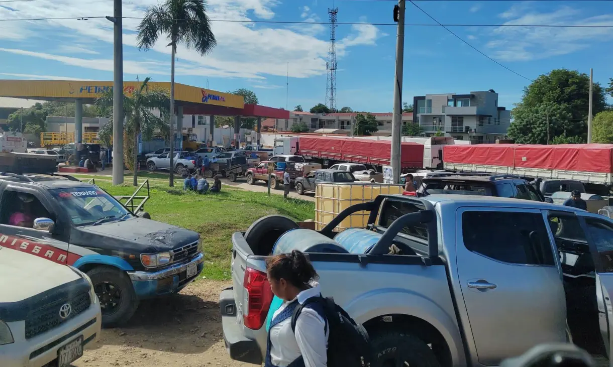 La crisis por combustible comienza a golpear los bolsillos de la población y más sectores se declaran en emergencia