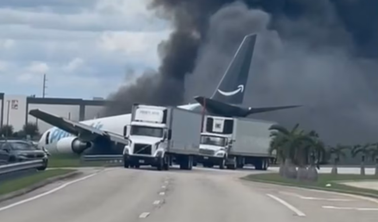 Video: Avión de carga sale de la pista del Aeropuerto Internacional de Miami y se incendia tras chocar contra vehículos