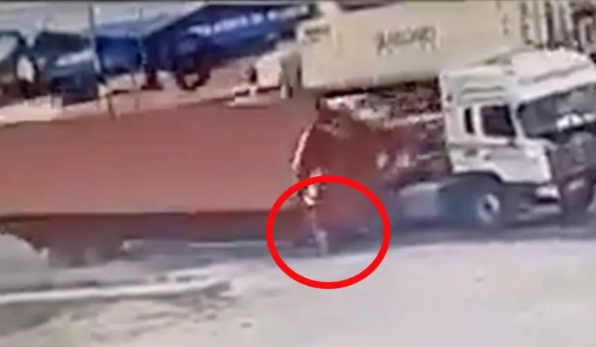 Sale a la luz video del momento en el que una mujer es aplastada por el contenedor de un tráiler