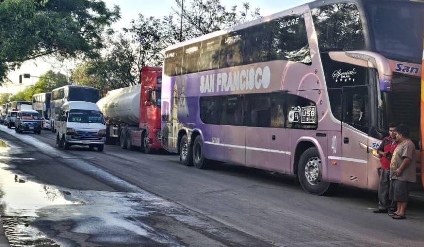 “Estamos agotados y frustrados”, choferes duermen varios días en surtidores esperando por diésel 