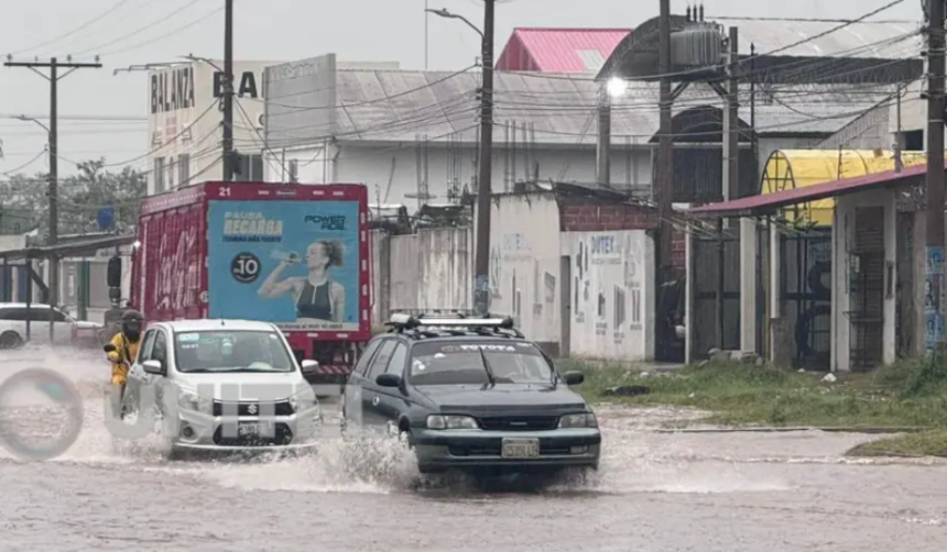 La capital cruceña amanece con calles inundadas: ¿Hasta cuándo seguirán las lluvias?