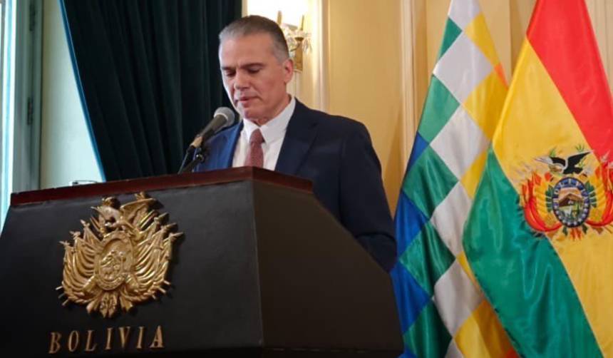 Justiniano tras jurar como ministro de Defensa: “La tarea inmediata es recuperar la normalidad”