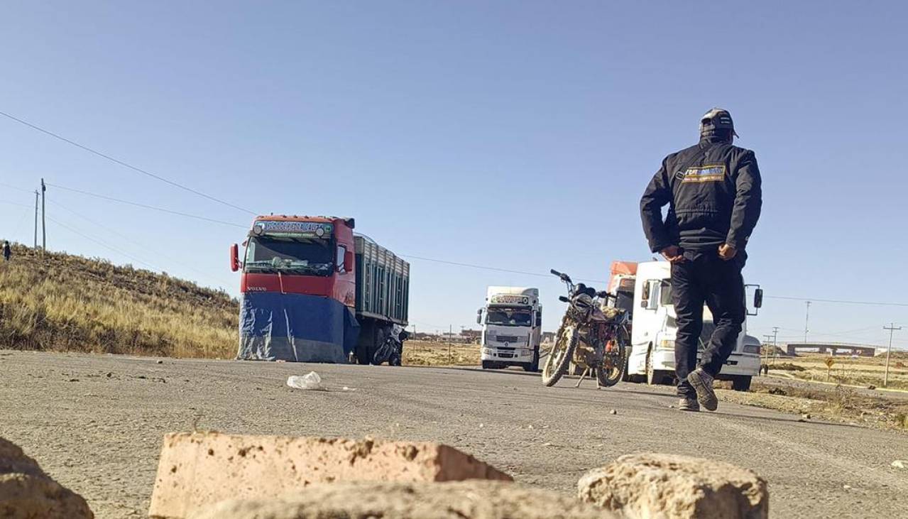 “No hay alimentos, no tenemos ni agua”: Choferes varados por el bloqueo en la vía La Paz - Oruro piden un cuarto intermedio