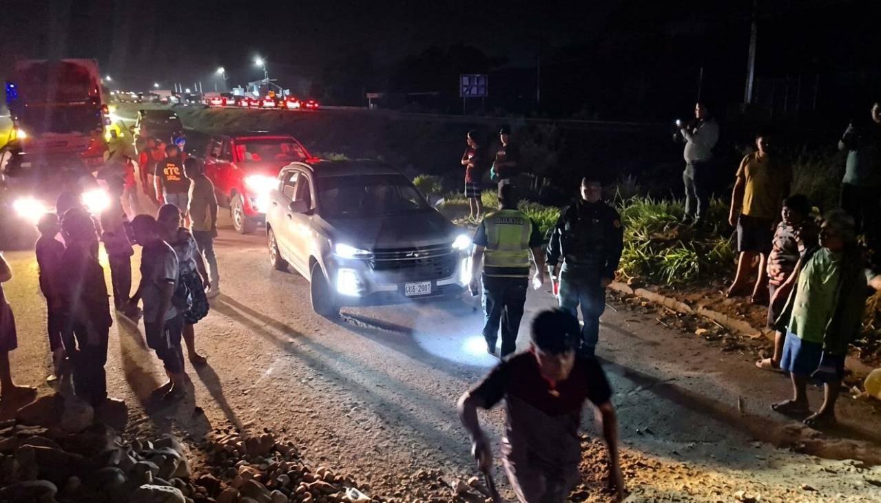 Yapacaní: Levantan bloqueo y conductores limpian las vías para avanzar a sus destinos