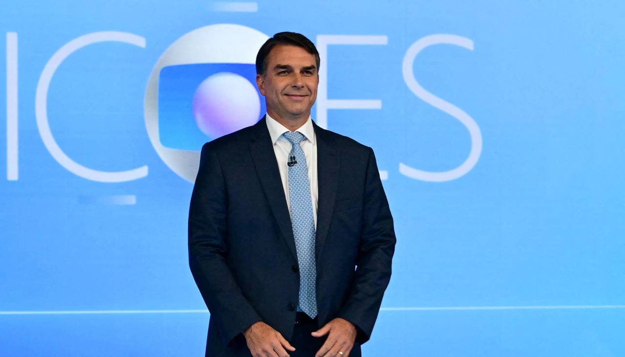 Debate presidencial: Flávio Bolsonaro llama “nueve dedos” a Lula en el debate y luego ofrece disculpas