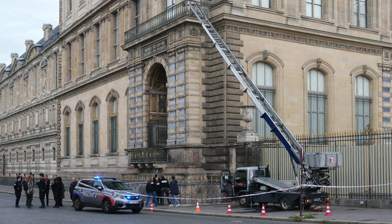 Cinco nuevos detenidos en Francia por el robo en el Museo del Louvre