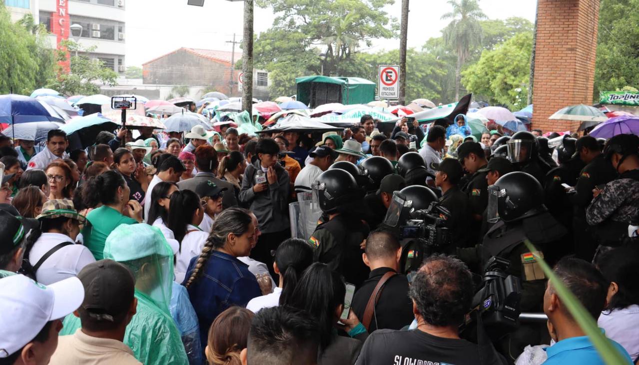 Médicos advierten con radicalizar protestas y la Gobernación cruceña dice que los problemas son por falta de recursos