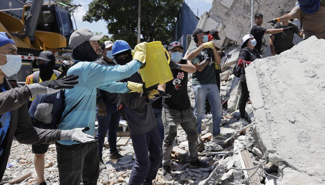 Puño en alto y silencio, la esperanza de que haya sobrevivientes bajo escombros en Pereira