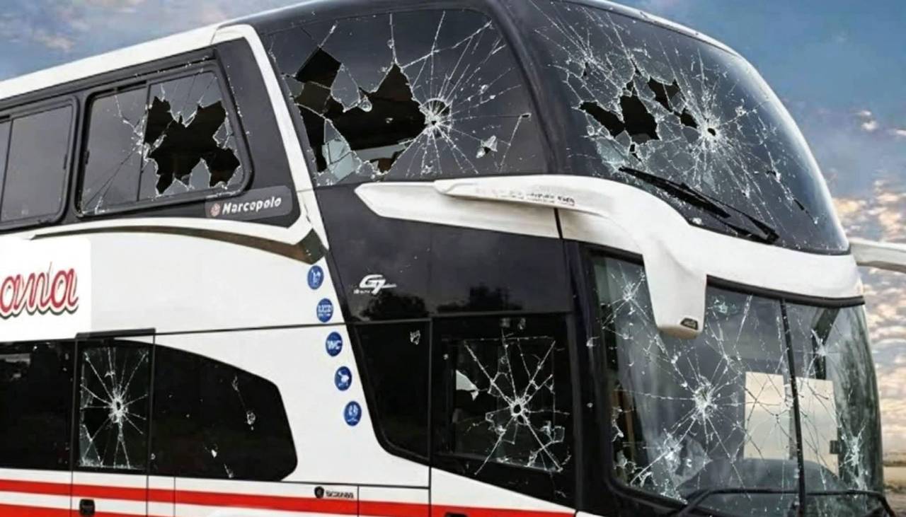 Turba embosca y apedrea un bus con 35 pasajeros en plena carretera