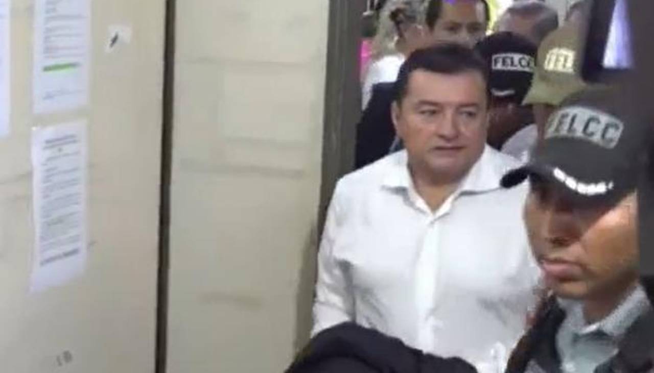 Alcalde cruceño llega al Palacio de Justicia para ser puesto ante un juez por el caso pavimento 