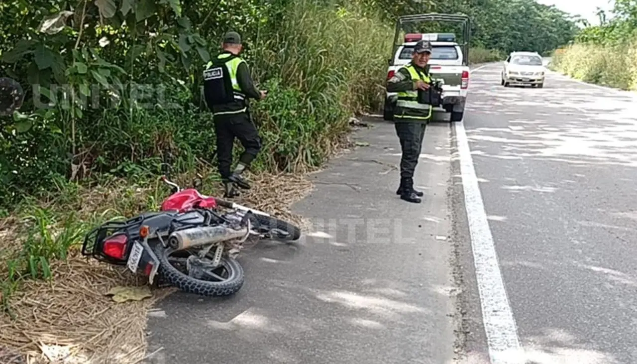 Hallan a un hombre muerto, con un impacto de bala, a un costado de la carretera en el trópico de Cochabamba