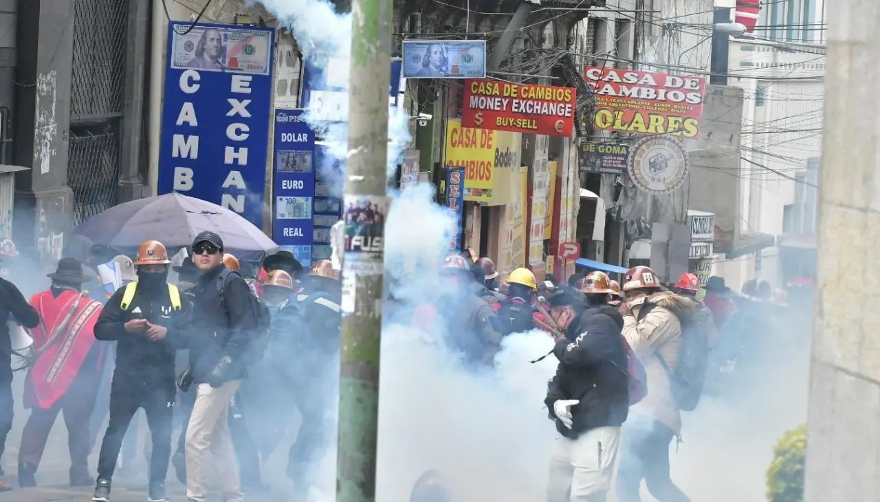 Policía gasifica la marcha de la COB tras que los marchistas usaran dinamita y petardos en el centro de La Paz 