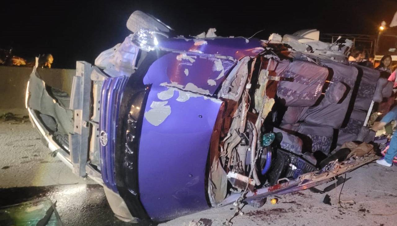 Accidente fatal: un muerto y al menos cuatro heridos deja el vuelco de una vagoneta en la carretera Cochabamba - Santa Cruz