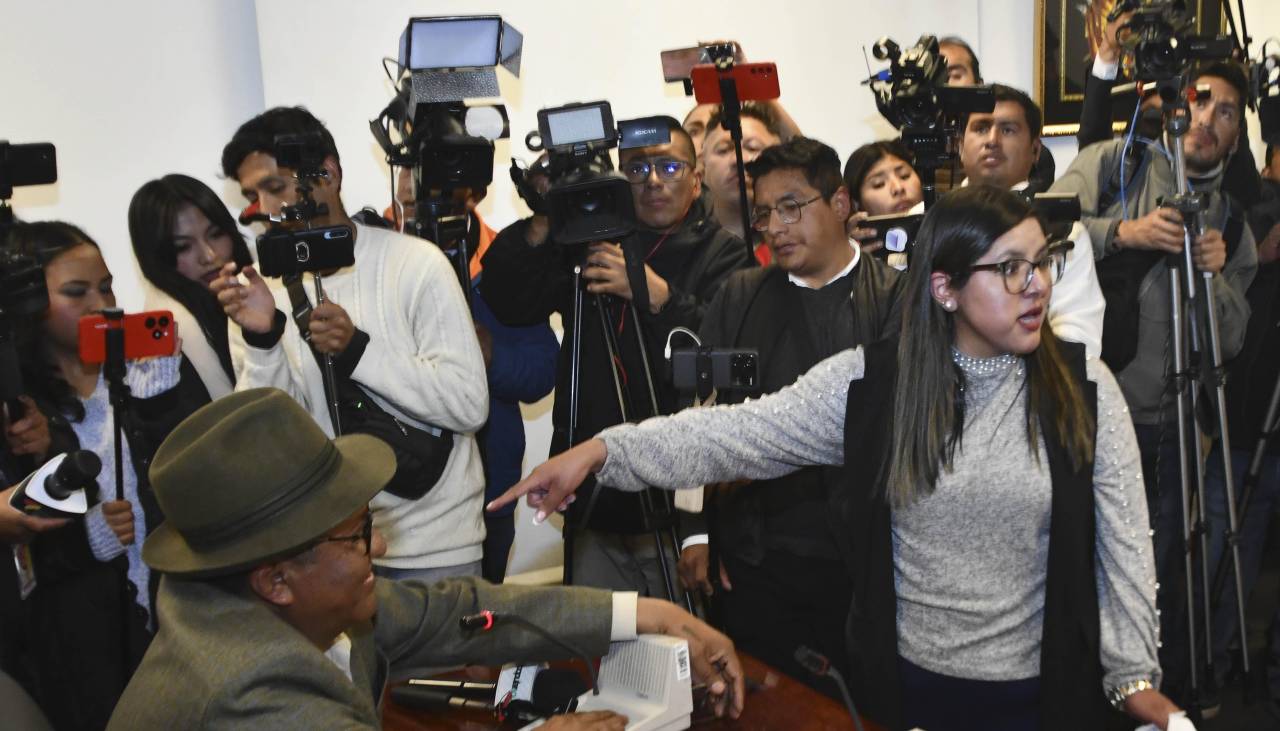 Opositores y cívicos potosinos realizan vigilia para impedir sesión en la que se pretende tratar contrato de litio