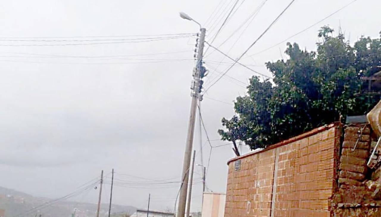 Tragedia en Sucre: Un adolescente quería protegerse de la lluvia, tocó un poste y murió electrocutado