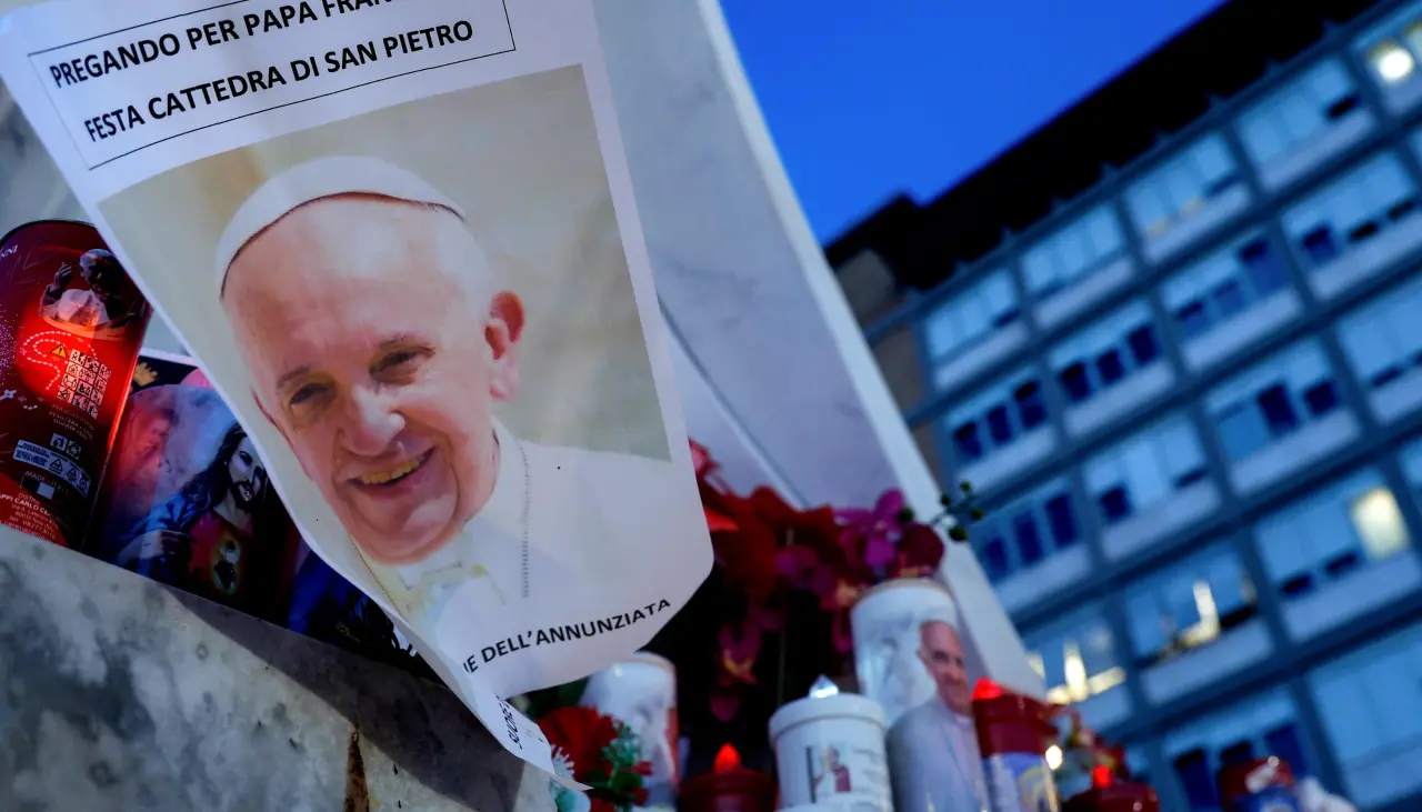 El papa sufre una crisis respiratoria y está en estado crítico