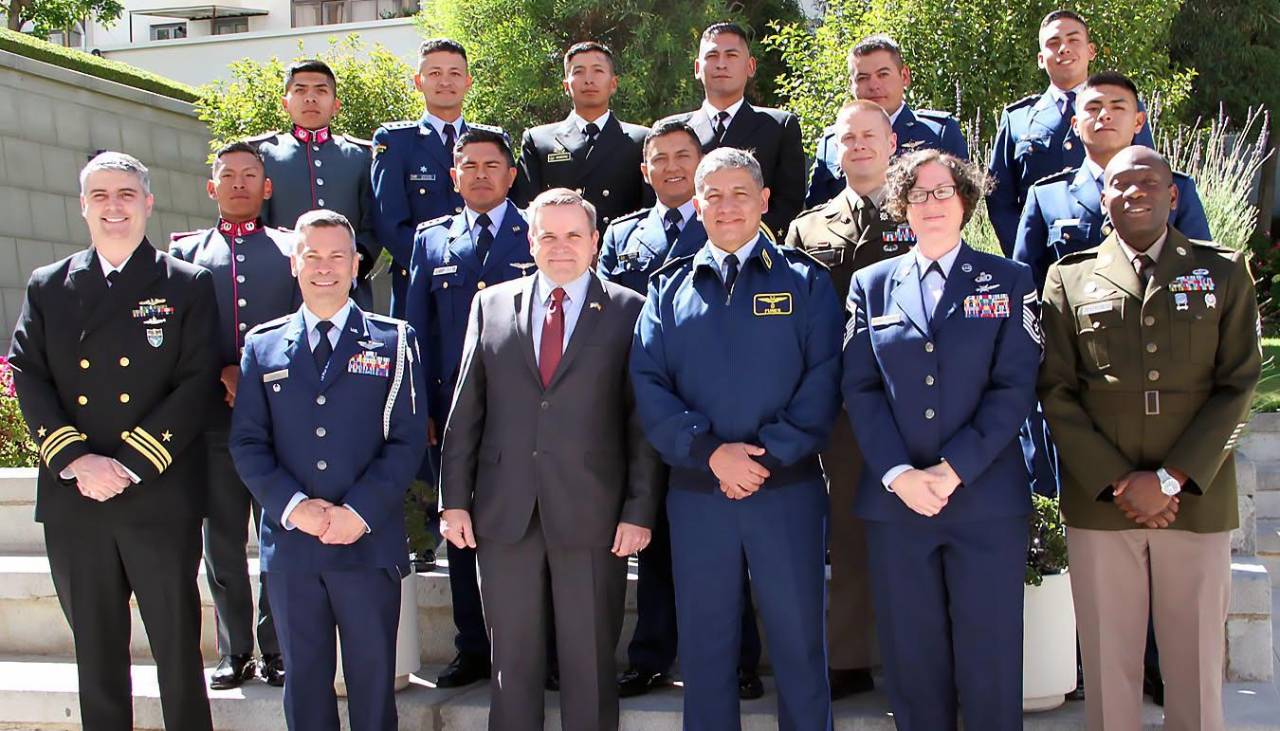 Diez integrantes de las FFAA de Bolivia reciben entrenamiento especializado en EEUU, señala la Embajada norteamericana