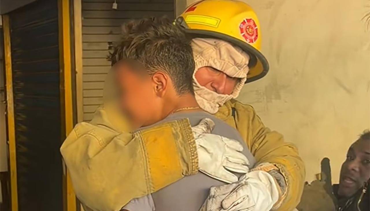 Video: el conmovedor abrazo de un bombero a un niño desconsolado por el incendio en la feria de Barrio Lindo
