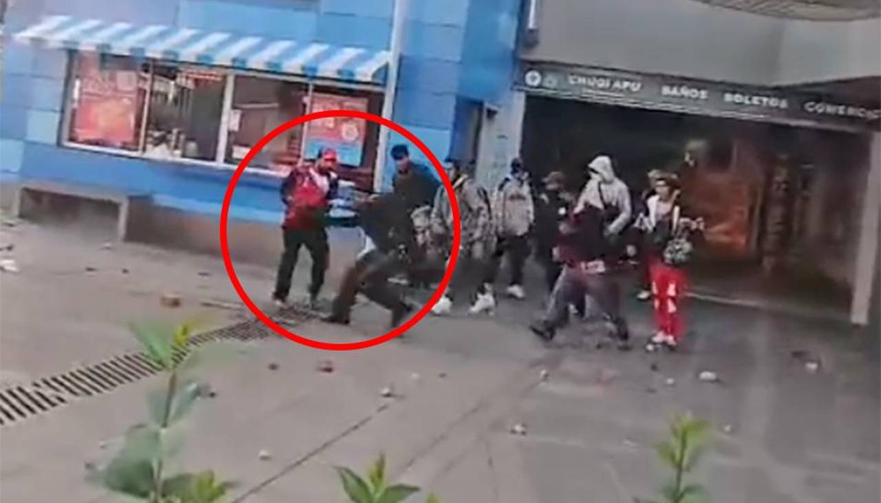 Imágenes fuertes: Golpean brutalmente a un policía hasta dejarlo inconsciente en La Paz