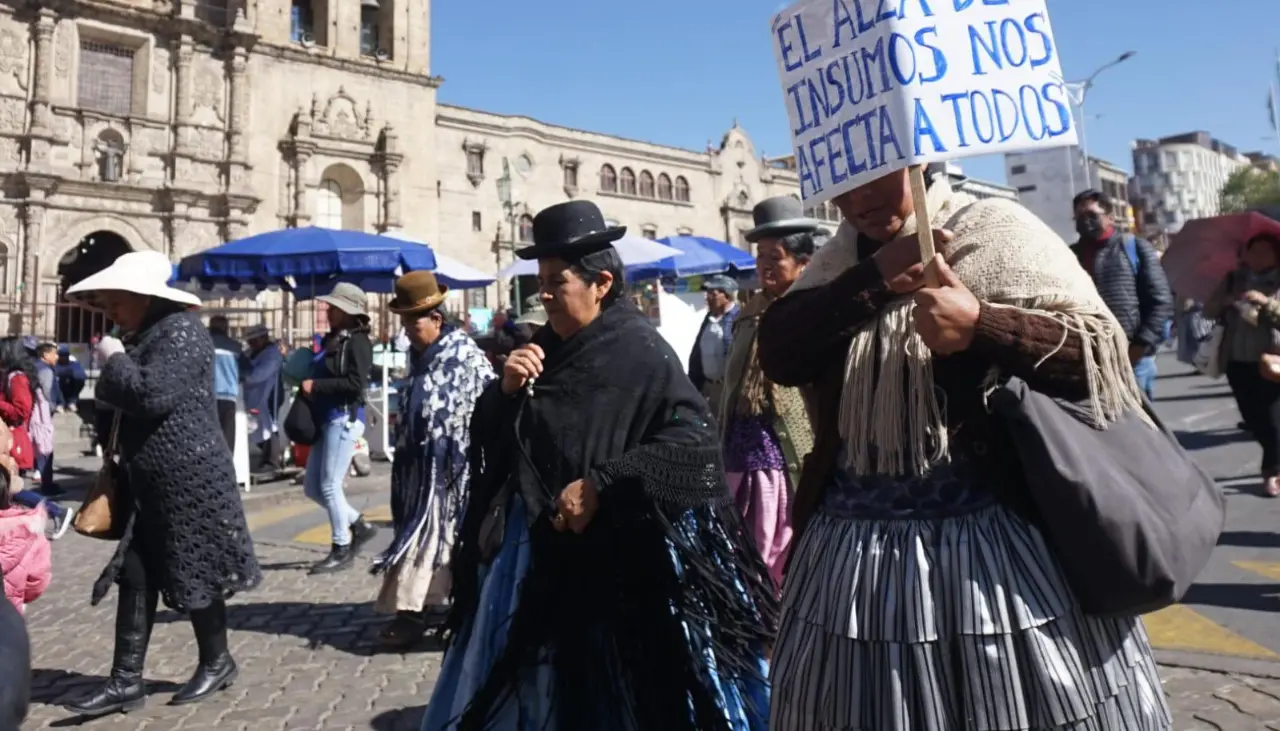 La Paz: Mineros cooperativistas marcharon por diésel y los gremiales se movilizaron por alza de precios de materia prima