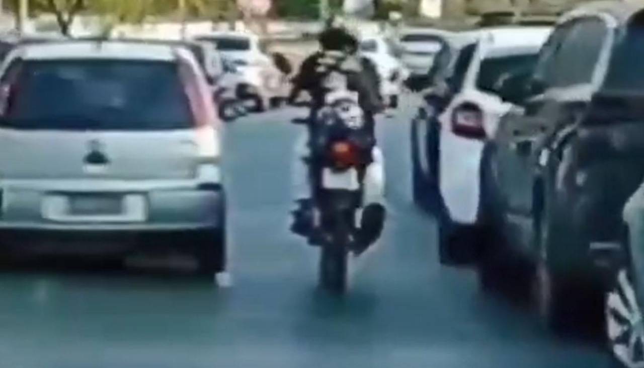 Video: La tremenda caída de un motociclista tras patear el espejo retrovisor de un automóvil 