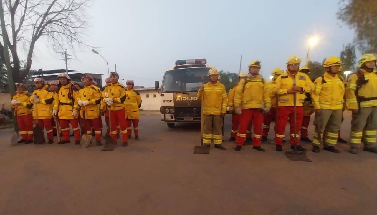 75 personas, entre bomberos y voluntarios, viajan desde Cochabamba para combatir incendios en Santa Cruz