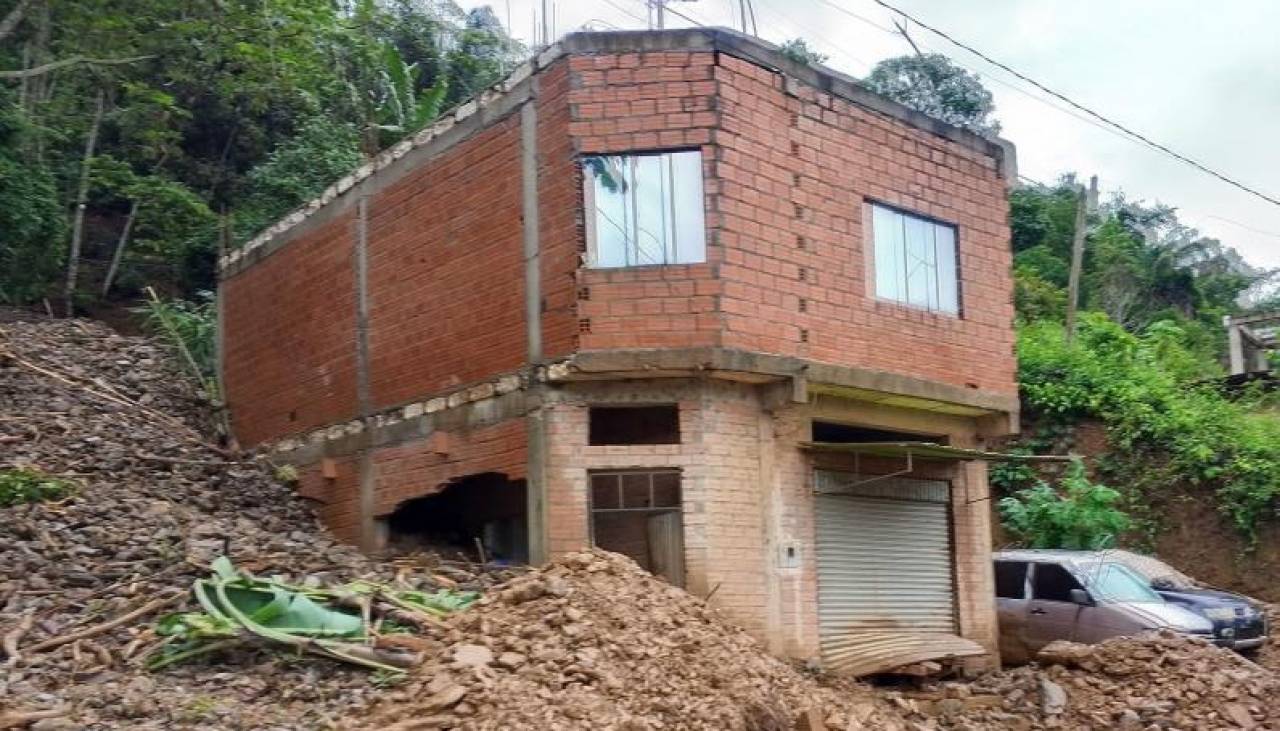 Mazamorra en La Asunta: Pobladores piden ayuda y maquinaria para retirar el lodo que ingreso a casas y calles