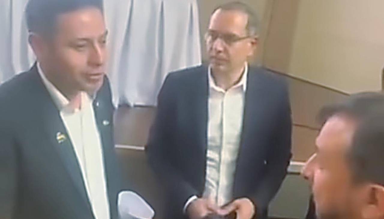 Lara discute con el ministro de Hidrocarburos y el presidente de YPFB por las cisternas varadas y la gasolina que dañó motores