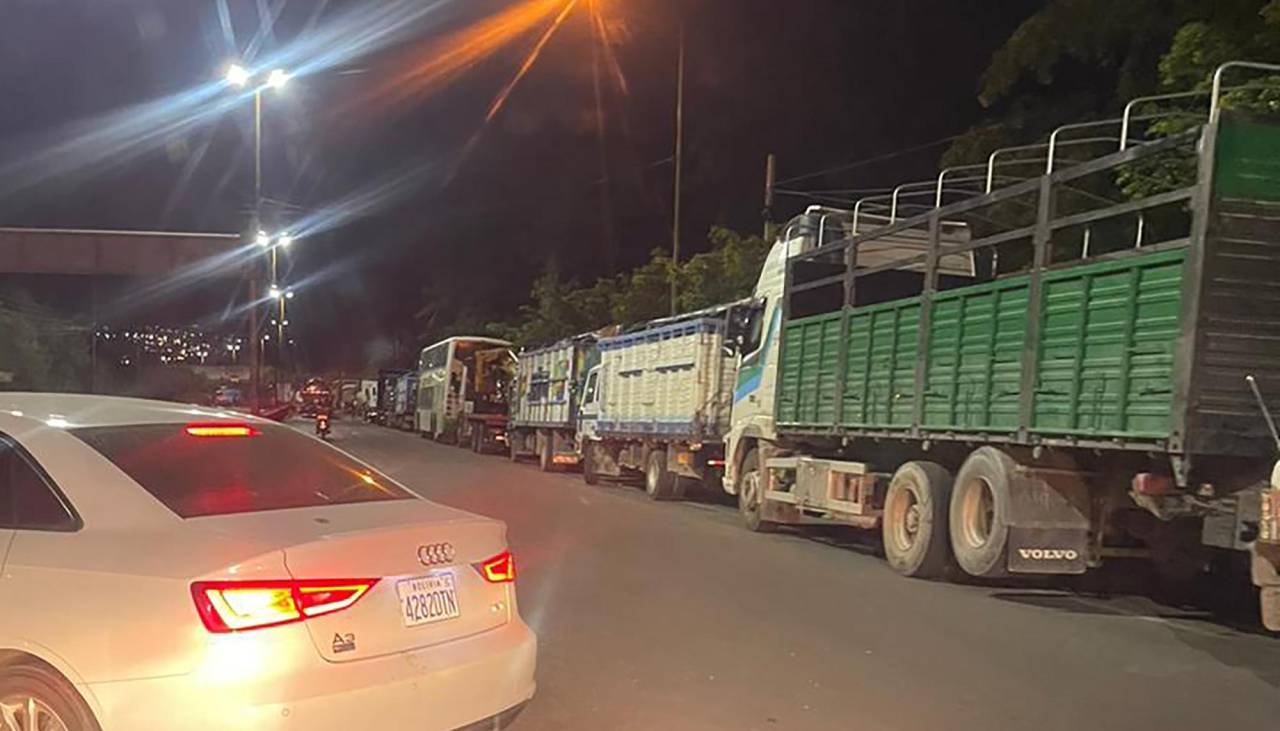 Demanda por diésel: Transporte pesado mantiene bloqueos en Cochabamba a la espera de una reunión con autoridades