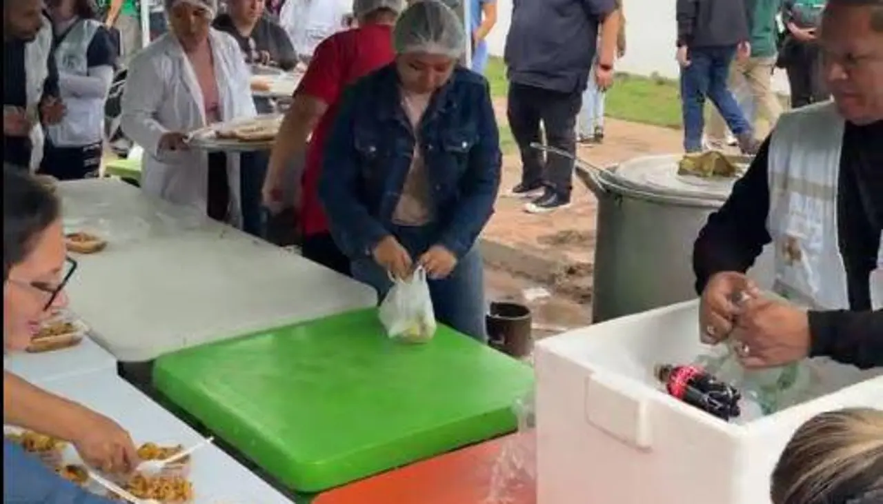 Profesionales en salud instalaron una olla común en puertas de la casa de Jhonny Fernández