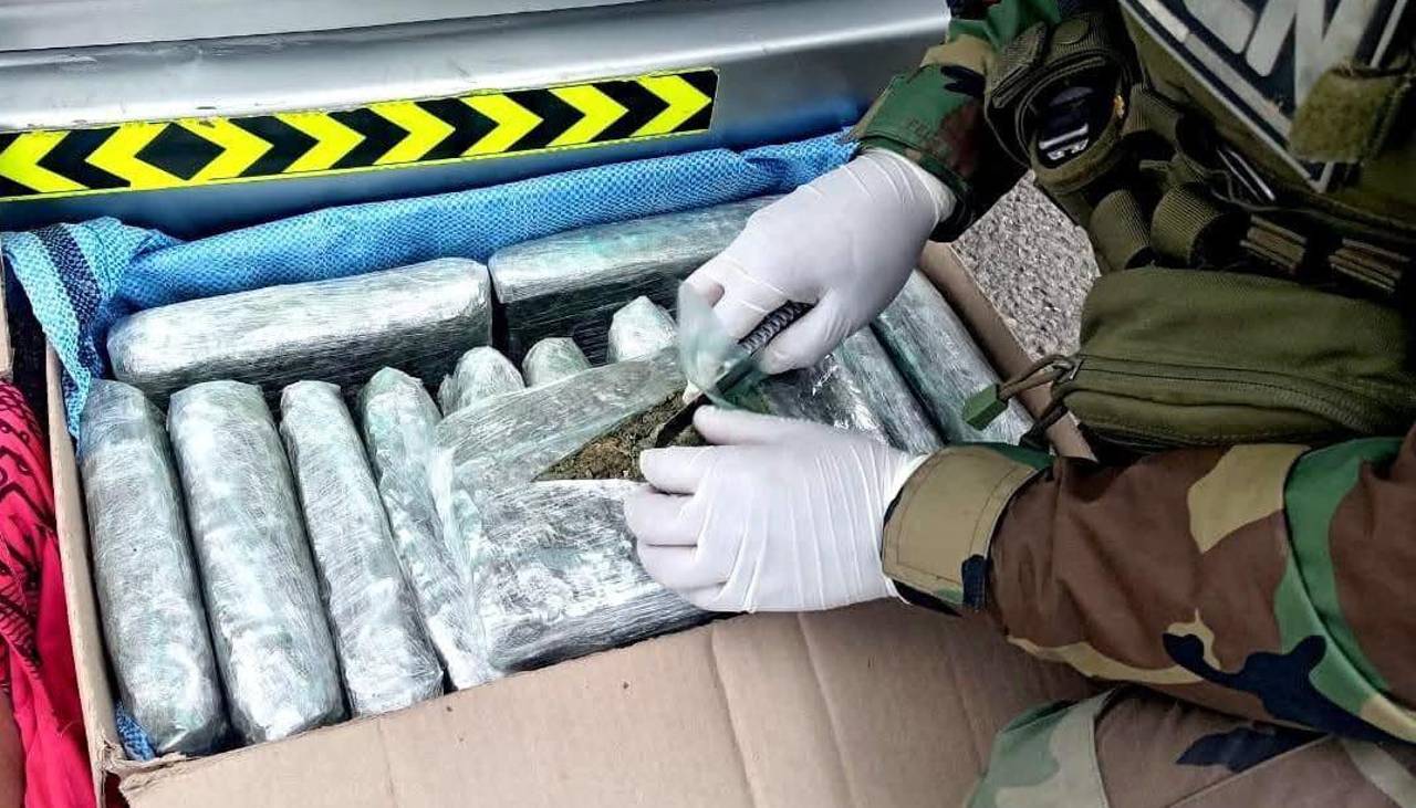 Hallan 50 paquetes de marihuana camuflados dentro de unas cajas en un minibús que iba de Oruro a Cochabamba