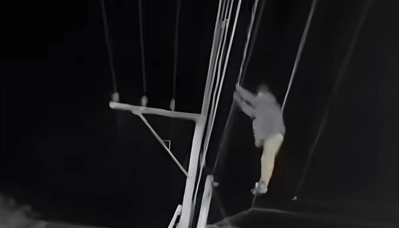 Video: sorprenden a un “ebrio” caminando sobre el tendido eléctrico de Yacuiba y provoca el corte de energía en todo un barrio