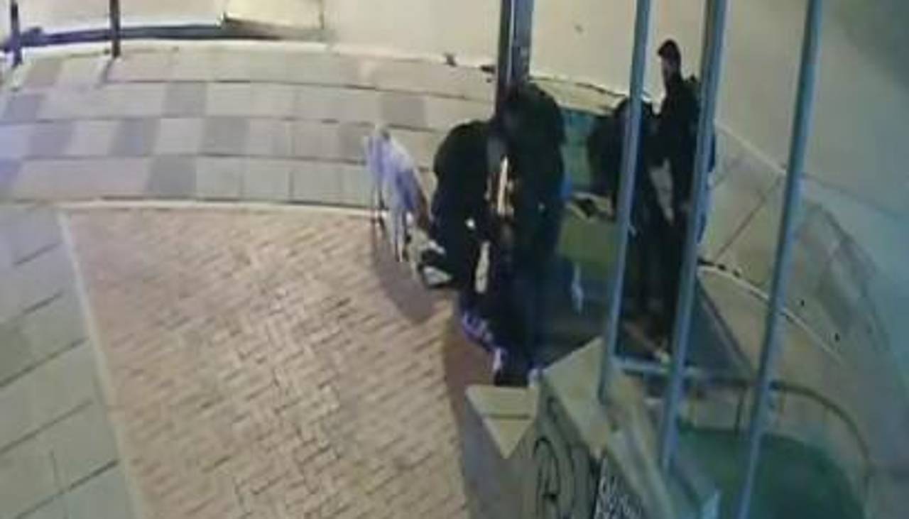 Cámara de seguridad capta violento robo contra dos jóvenes en El Alto