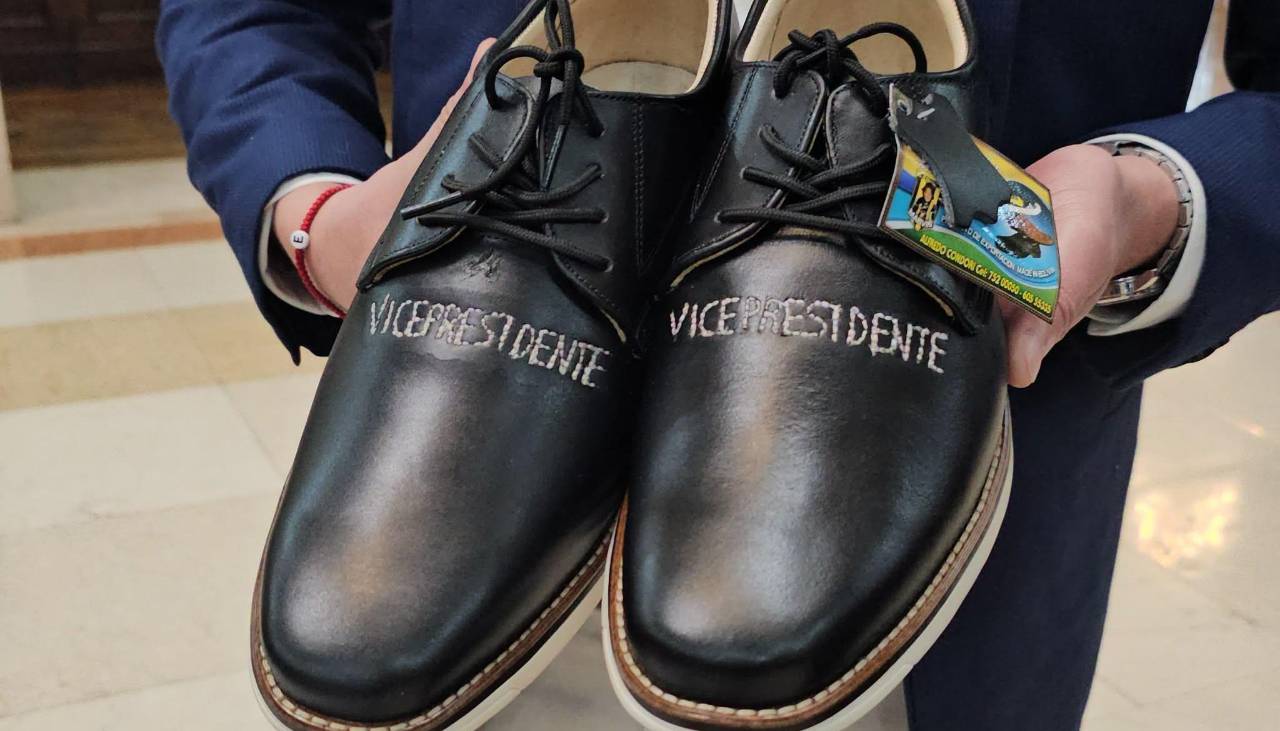 La historia detrás de los zapatos de Lara que llevan la inscripción ‘Vicepresidente’