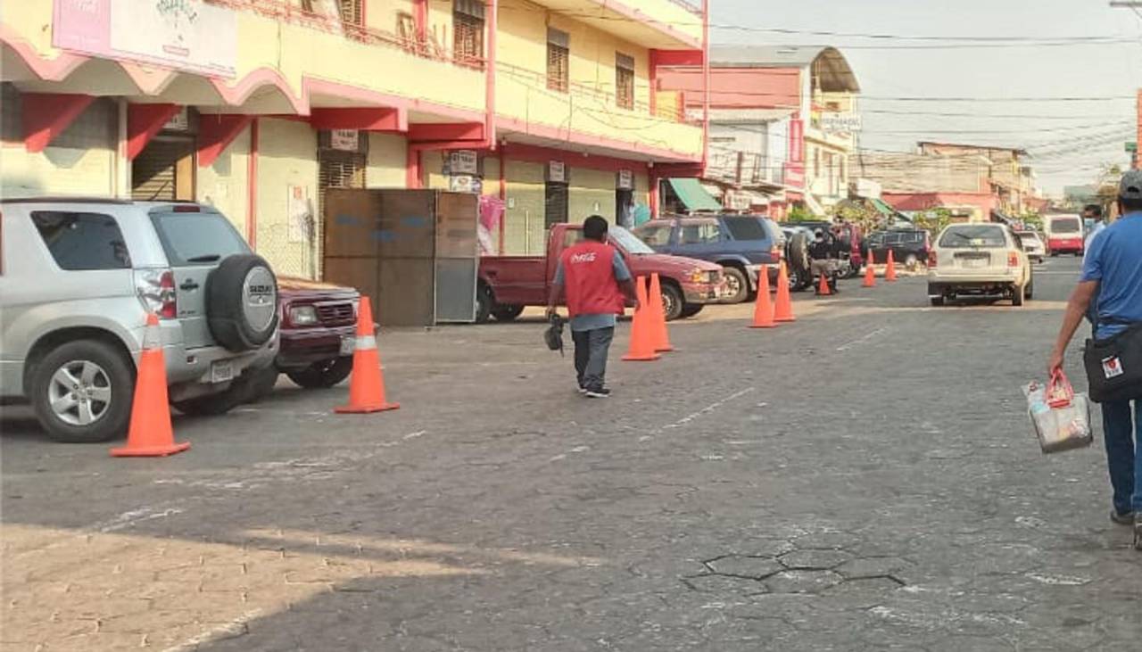 Atracan y hieren a librecambista para sustraerle $us 20.000 en el mercado La Ramada