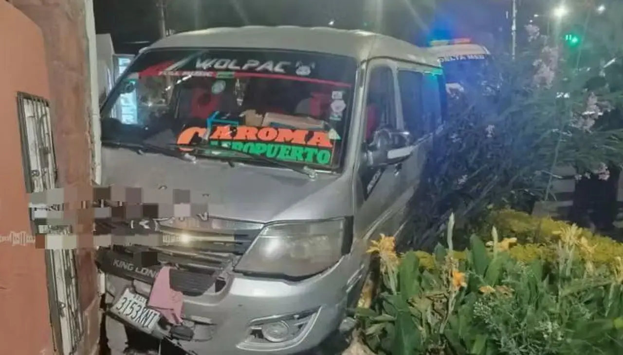 Una niña de nueve años pierde una pierna al ser arrollada por un minibús en Cochabamba